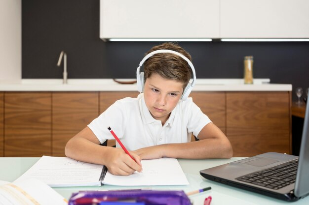 Adorable joven haciendo su tarea