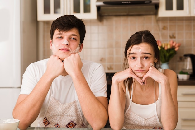 Adorable joven hombre y mujer con caras serias