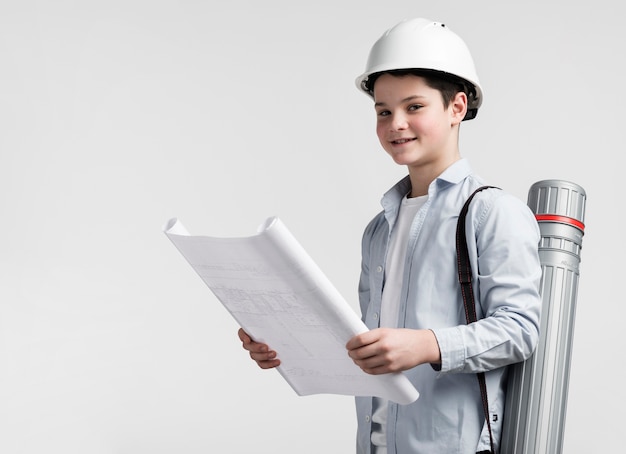 Adorable joven ingeniero con plan de construcción