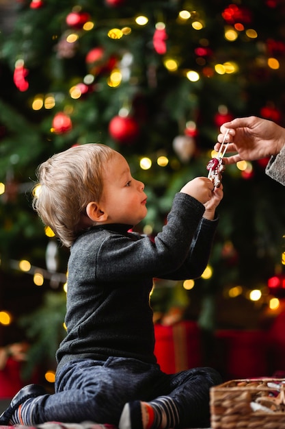 Adorable joven jugando con juguetes de Navidad