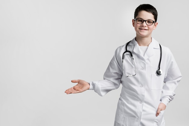 Adorable joven médico con espacio de copia