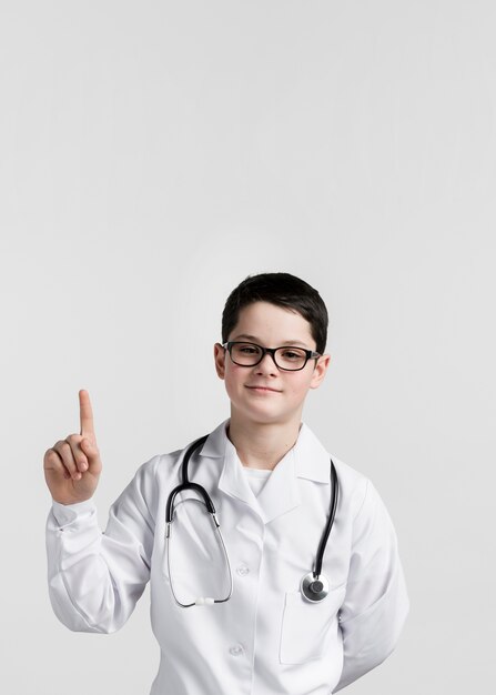 Adorable joven médico posando con estetoscopio