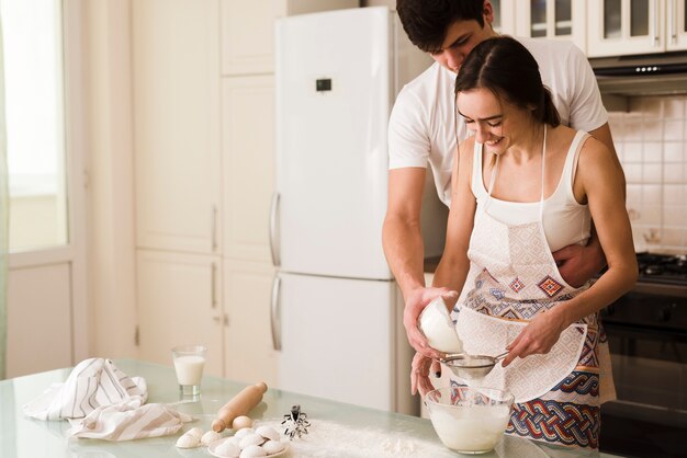 Adorable joven y mujer cocinando juntos