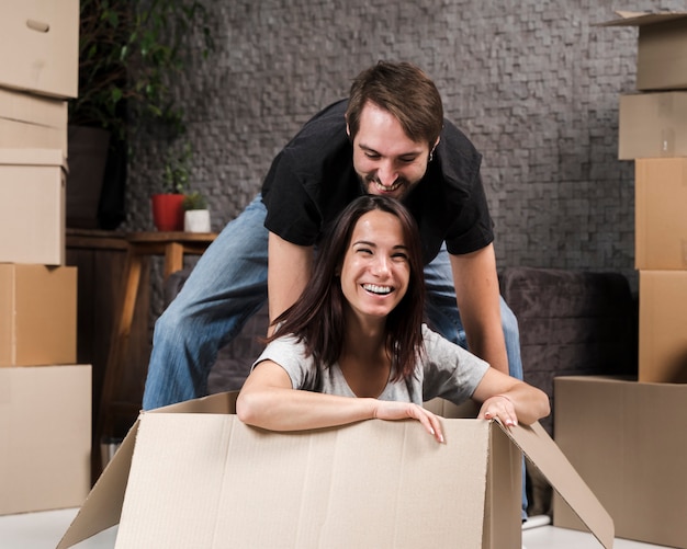 Foto gratuita adorable joven y mujer jugando juntos