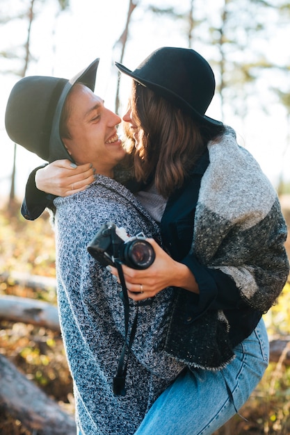 Foto gratuita adorable joven pareja enamorada