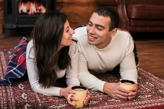 Foto gratuita adorable joven pareja enamorada