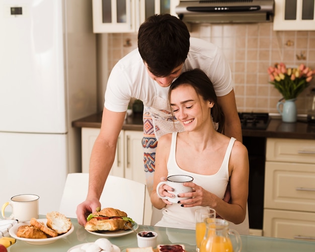 Adorable joven pareja juntos para el desayuno