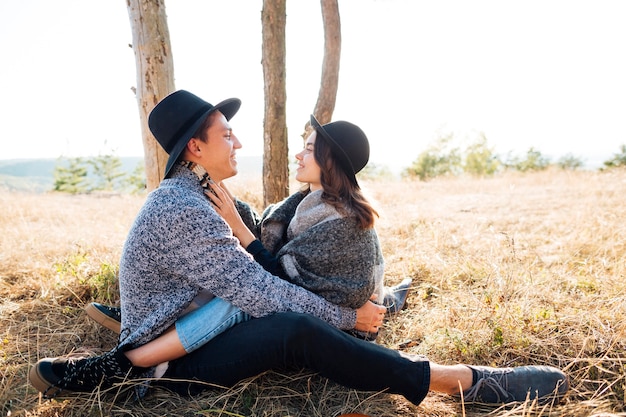 Foto gratuita adorable joven pareja juntos en la naturaleza