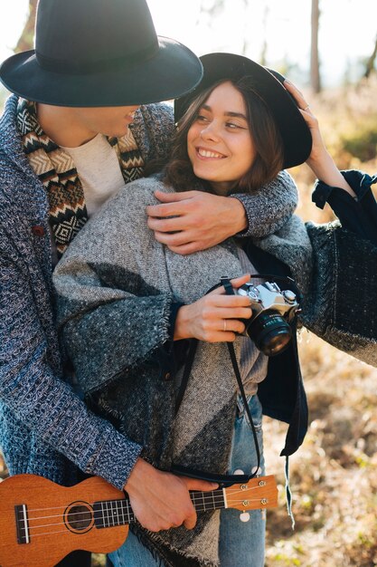 Adorable joven pareja en la naturaleza