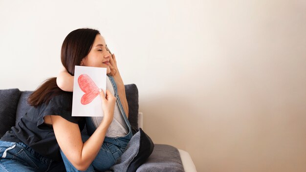 Adorable jovencita abrazando a su madre