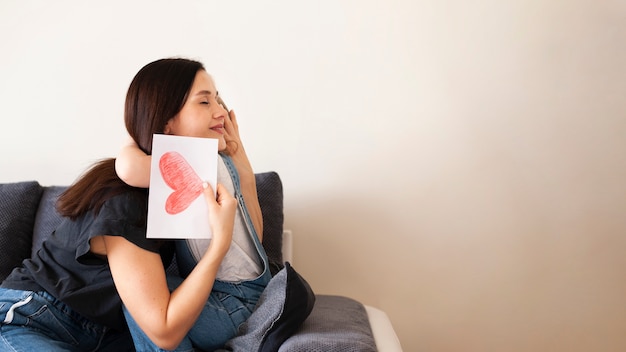 Adorable jovencita abrazando a su madre