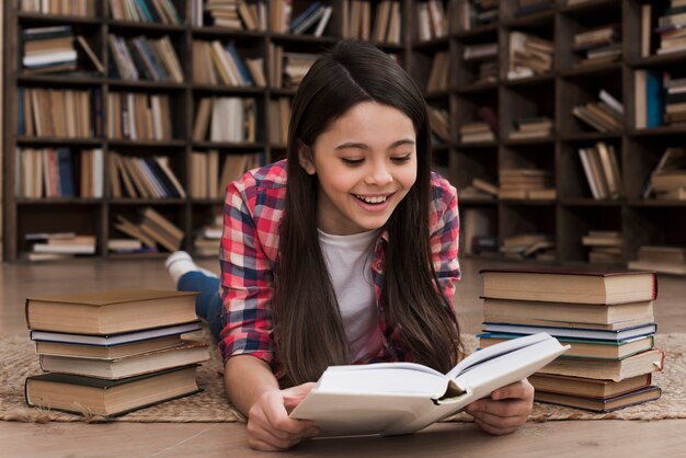 Adorable jovencita estudiando en la biblioteca