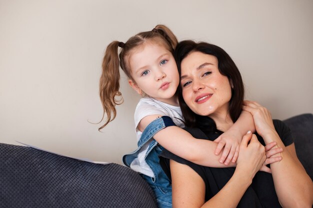 Adorable jovencita posando con madre