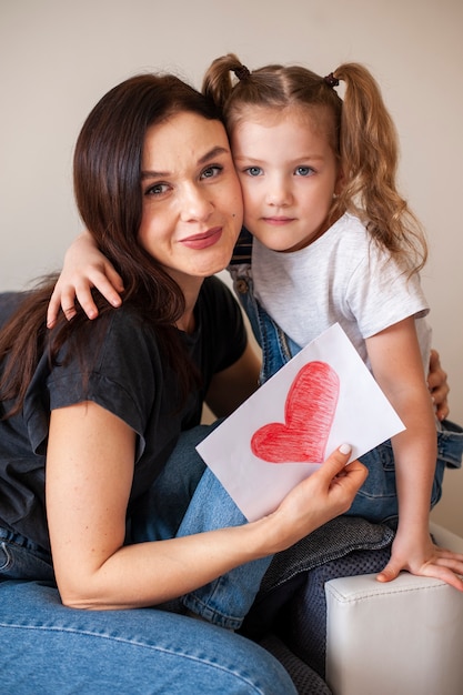 Foto gratuita adorable jovencita posando con su madre