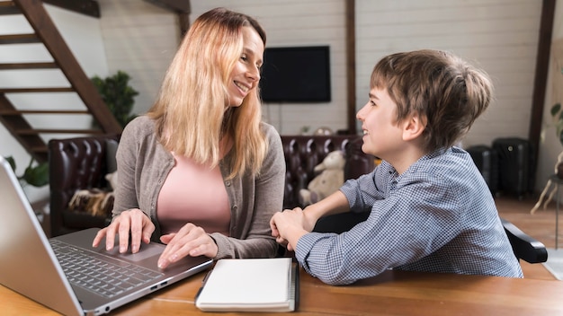 Adorable madre e hijo juntos en casa