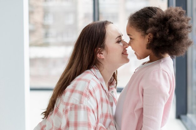 Adorable madre feliz de estar en casa con hija