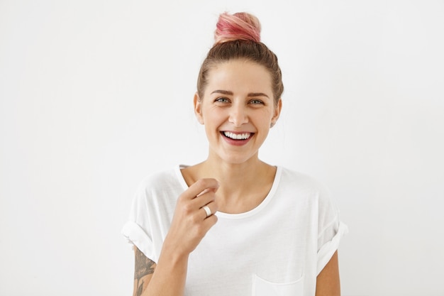 Adorable mujer adolescente de moda de aspecto europeo sonriendo ampliamente