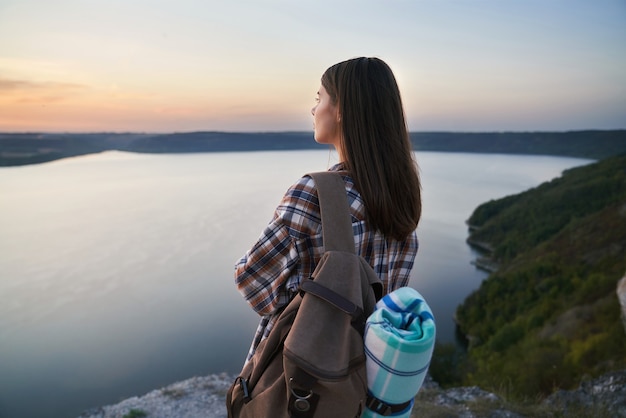 Adorable mujer disfrutando del atardecer en la bahía de bakota