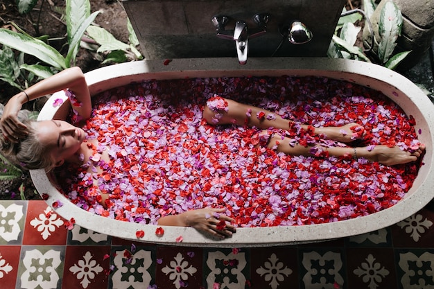 adorable mujer europea haciendo spa en fin de semana.