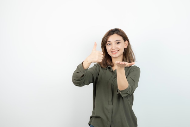 Foto gratuita adorable mujer joven en ropa casual de pie y posando. foto de alta calidad