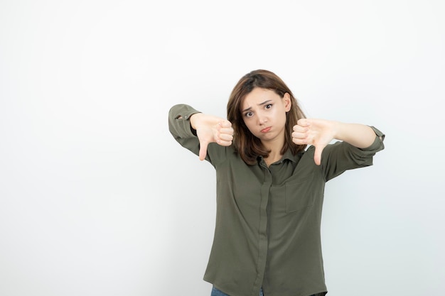 Adorable mujer joven en ropa casual de pie y posando. foto de alta calidad