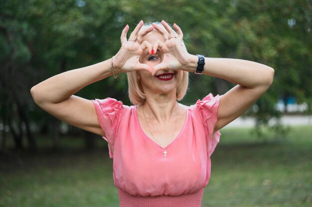 Adorable mujer madura en el parque