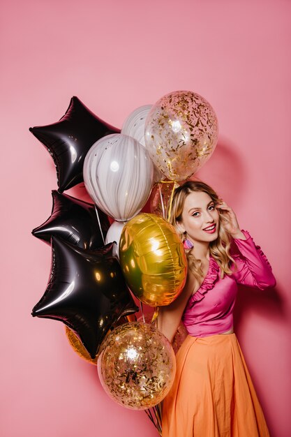 Adorable mujer en traje brillante celebrando cumpleaños