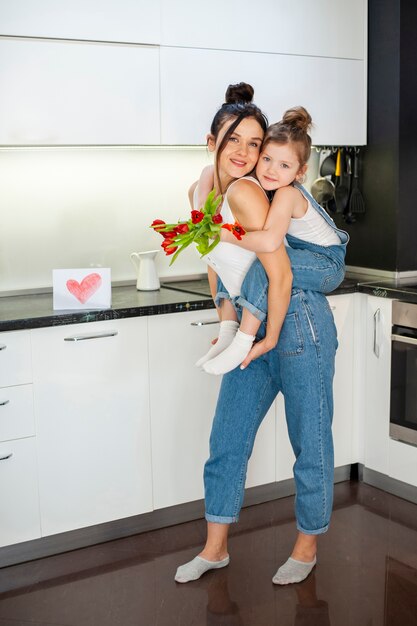 Adorable niña abrazando a la madre