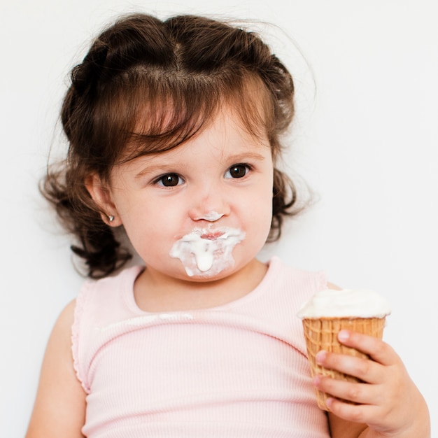 Adorable niña comiendo helado