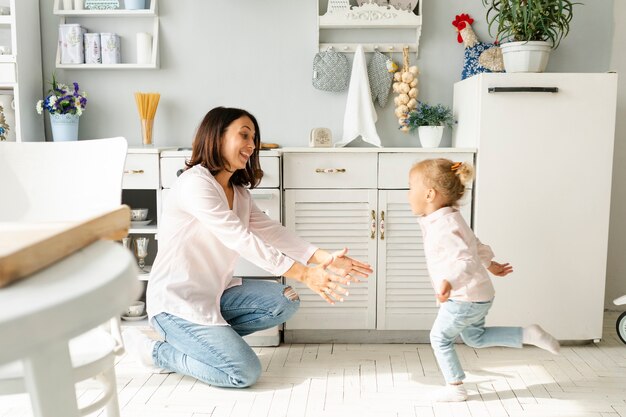 Adorable niña corriendo hacia su madre