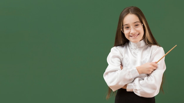 Foto gratuita adorable niña con espacio de copia de palo