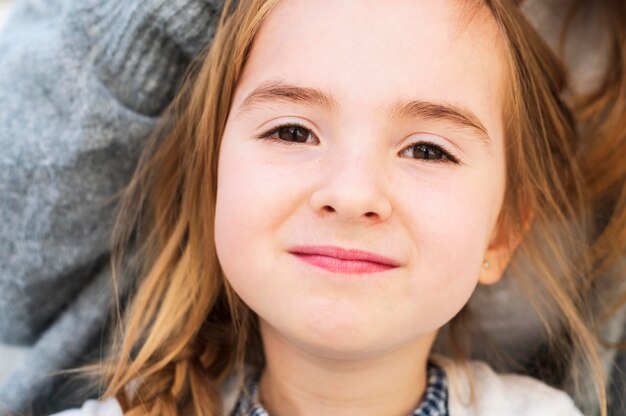 Adorable niña inocente cerca retrato