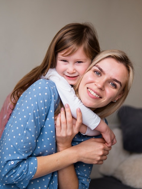 Adorable niña jugando con madre