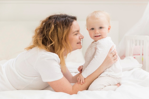 Adorable niña jugando con madre