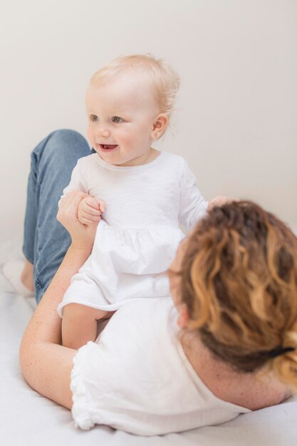 Adorable niña jugando con madre