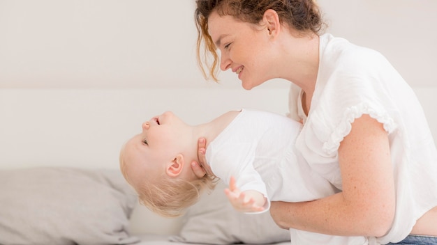 Adorable niña jugando con madre