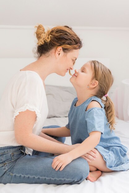 Adorable niña jugando con madre