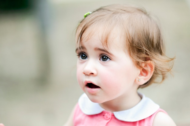 Adorable niña jugando en un parque urbano