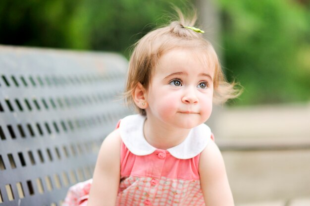 Adorable niña jugando en un parque urbano