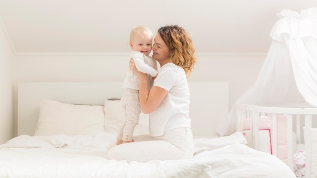 Adorable niña junto con la madre en casa