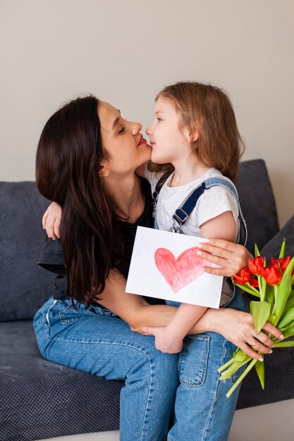 Adorable niña y madre juntas en el amor