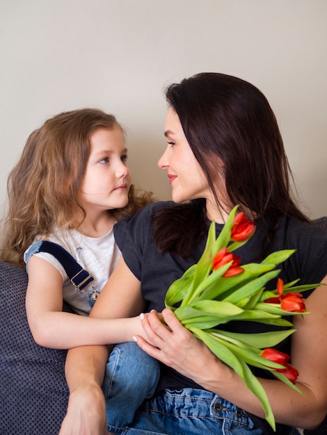 Foto gratuita adorable niña y madre juntas