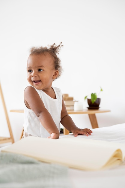 Adorable niña negra en casa