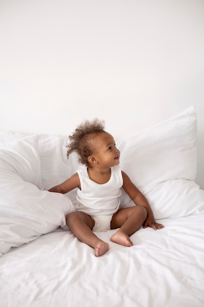 Adorable niña negra en casa