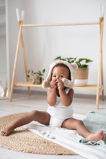 Adorable niña negra en casa