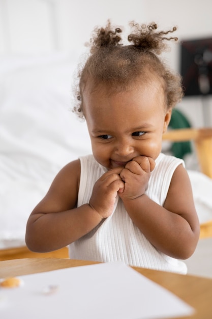 Adorable niña negra en casa