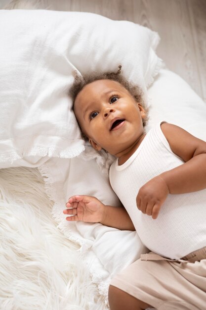 Adorable niña negra en casa