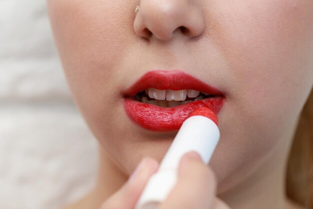 Adorable niña pintando sus labios