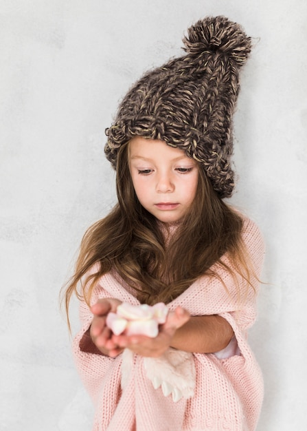 Adorable niña con sombrero de invierno