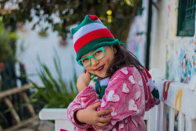 Adorable niña sonriendo y sosteniendo su muñeco de nieve